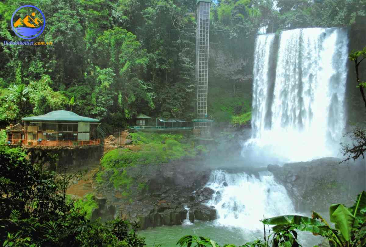 Khí hậu Bảo Lộc vào mùa mưa, du khách sẽ được chiêm ngưỡng vẻ đẹp hùng vĩ của thác Dambri