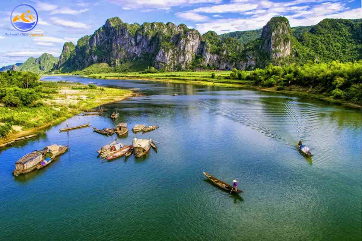 Đại hình tỉnh Quảng Bình 85% tổng diện tích tự nhiên là đồi núi và 15% diện tích là đồng bằng